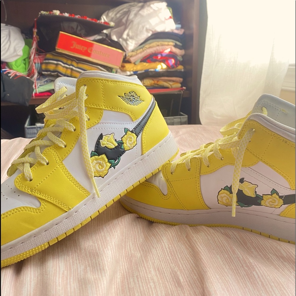 Jordan 1 Mid Dynamic Yellow Floral . size 7